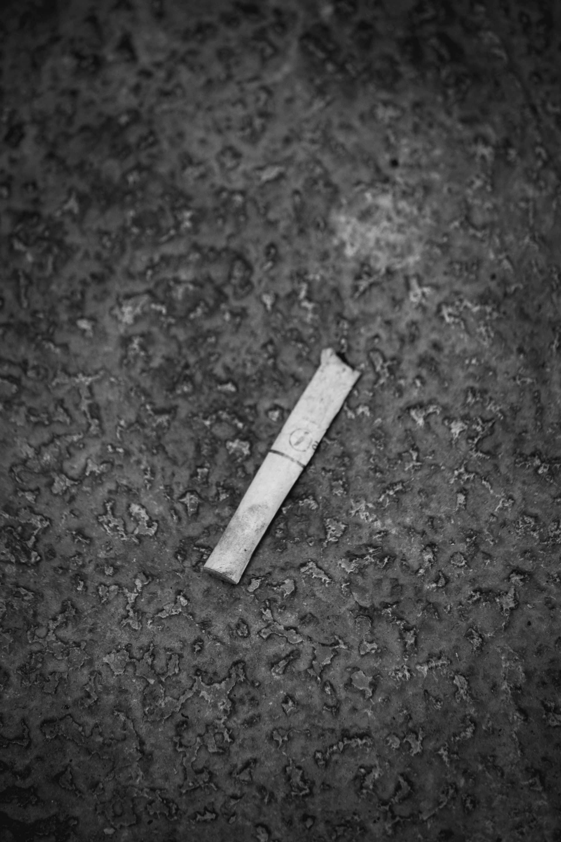 cigarrillo en el suelo